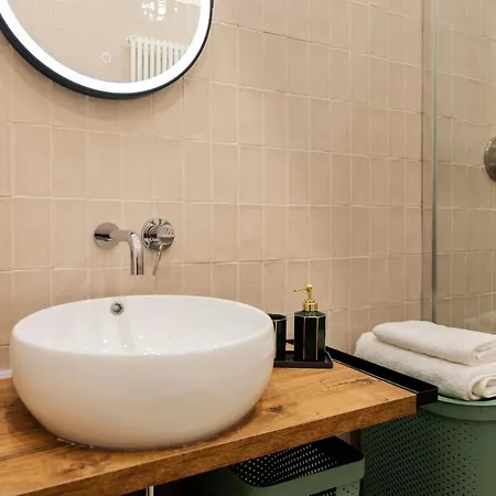 Nella's Чефалу